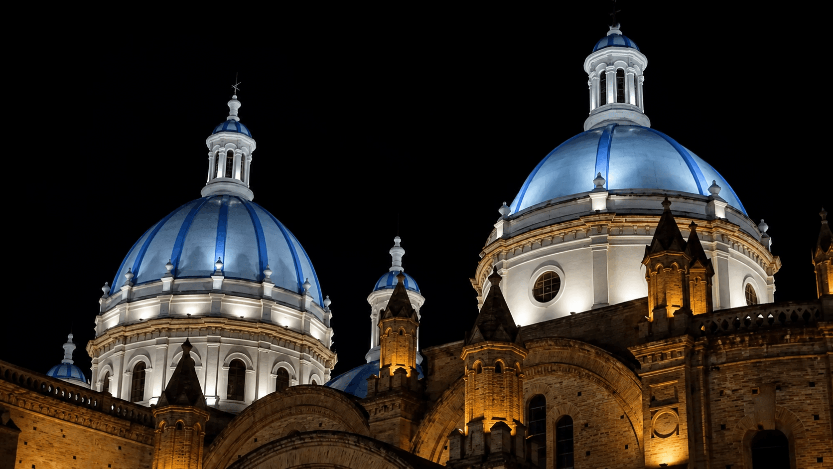 Cúpulas de la Catedral de Cuenca iluminadas de noche
